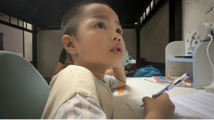 Cháu bé “thần đồng” có thể làm phép toán cộng, trừ và ra kết quả bằng cả 2 ngôn ngữ Việt – Anh.  