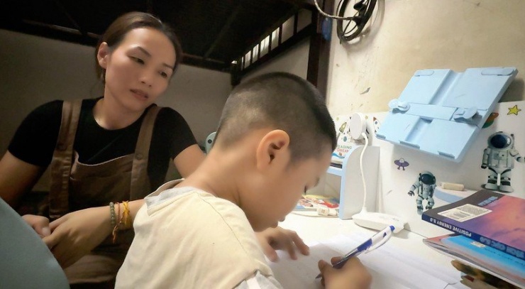 Mẹ cháu Hưng vừa mừng vừa lo khi phát hiện khả năng hơn người của con mình.  