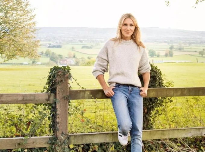 Fidler khẳng định không cố níu kéo tuổi thanh xuân khi yêu trai trẻ. Ảnh: telegraph