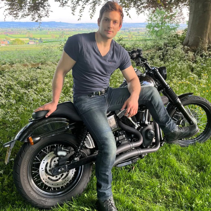 V - bạn trai mới của Fidler cho cô cảm giác như