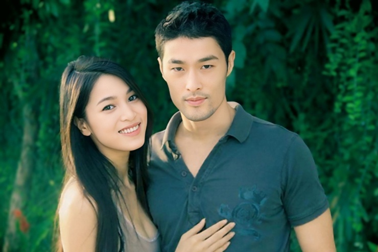 Giai đoạn đầu, Nhung Kate hạn chế nhắc đến Johnny Trí Nguyễn vì muốn giữ cho bản thân một góc riêng về chuyện tình cảm. Sau này, cô cho biết tài tử có sức ảnh hưởng lớn với cô.