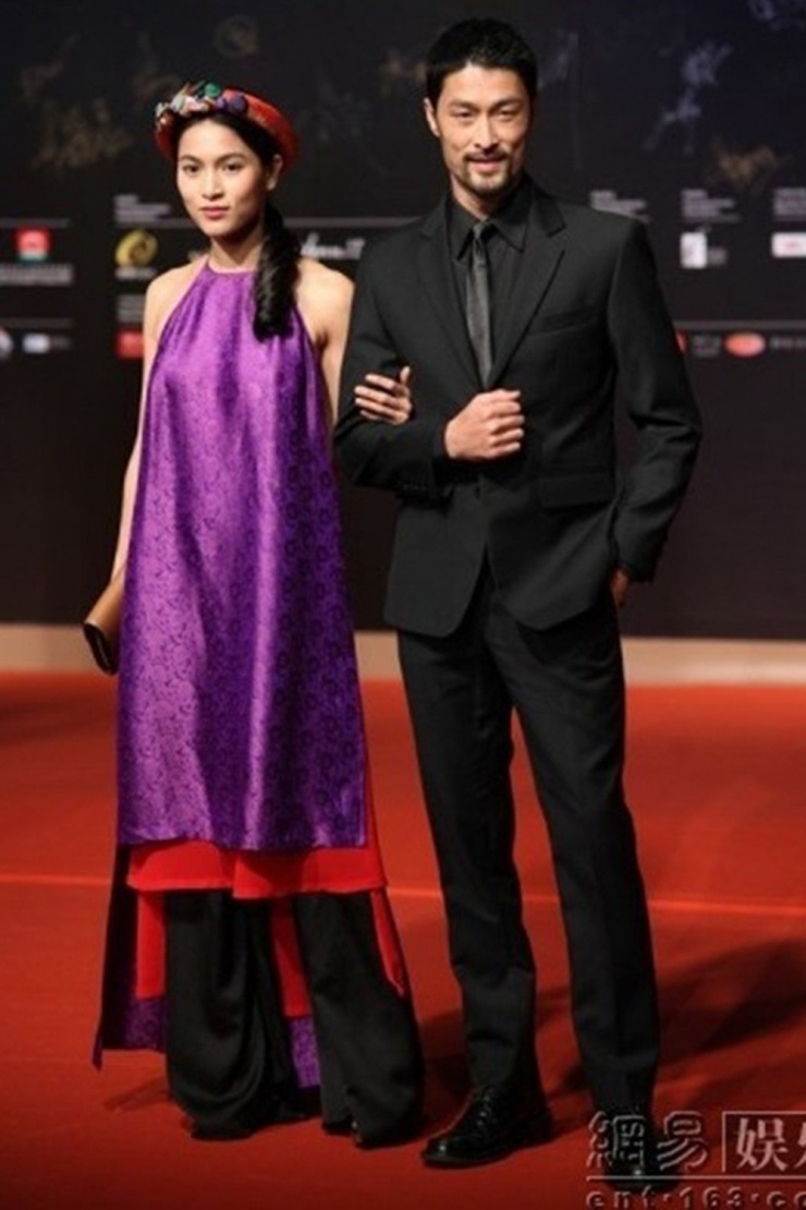 Họ đồng hành trong nhiều chuyến công tác nước ngoài, như Liên hoan phim quốc tế Macau lần thứ 1 năm 2016. Johnny Trí Nguyễn diện vest, sánh đôi cùng Nhung Kate trong trang phục truyền thống cách tân.