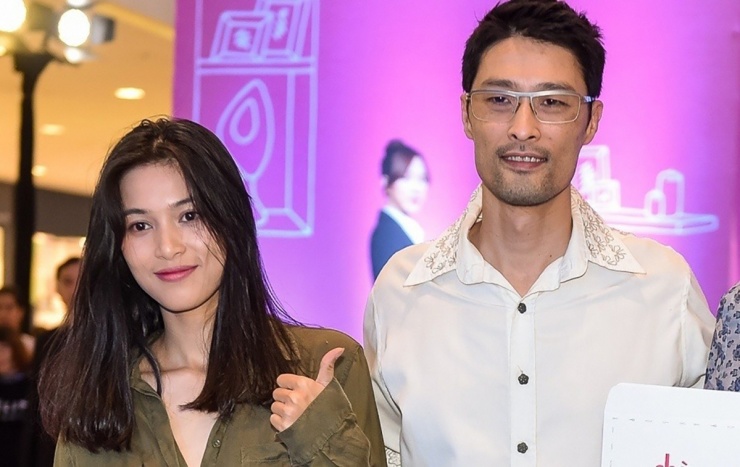 Johnny Trí Nguyễn từng nói khoảng cách 15 tuổi không tạo rào cản vì cả hai đồng điệu trong tính cách lẫn lối sống. Khi anh mở võ đường Liên Phong, cô hỗ trợ anh điều hành. Anh cho biết dù mô hình lò võ không mang lại nguồn lợi lớn, họ không tính toán chuyện đó vì vẫn thấy đủ sống.