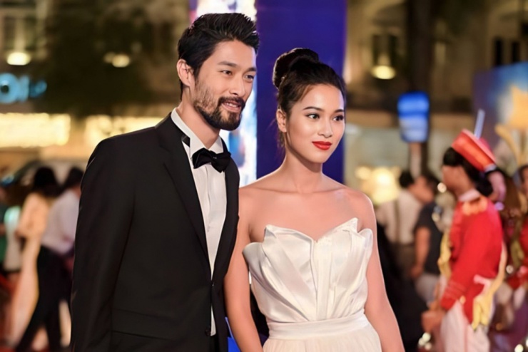 Cả hai xuất hiện trên thảm đỏ giải Ngôi Sao Xanh năm 2017, ở Nhà hát TP HCM. Anh luôn ủng hộ Nhung Kate tham gia các dự án quốc tế, từng cùng cô qua thủ đô Budapest, Hungary quay series The Continental - tiền truyện của phim John Wick - suốt bảy tháng, năm 2021. Johnny Trí Nguyễn từng nhiều năm hoạt động ở Mỹ, do đó cô nhờ anh chỉ dẫn thêm về văn hóa làm việc, cách tương tác với êkíp.