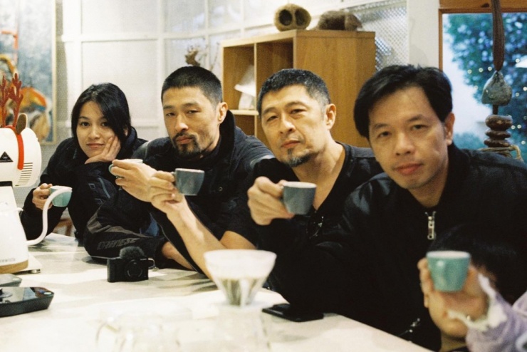 Từ phải qua: Diễn viên Thái Hòa, đạo diễn Charlie Nguyễn, Johnny Trí Nguyễn, Nhung Kate. Hai năm qua, Nhung Kate hiếm khi xuất hiện do chưa có dự án mới, còn Johnny Trí Nguyễn gần đây trở lại với hai phim điện ảnh - Hộ linh tráng sĩ, phim huyền sử về vua Đinh Tiên Hoàng - và Dòng máu anh hùng phần hai.