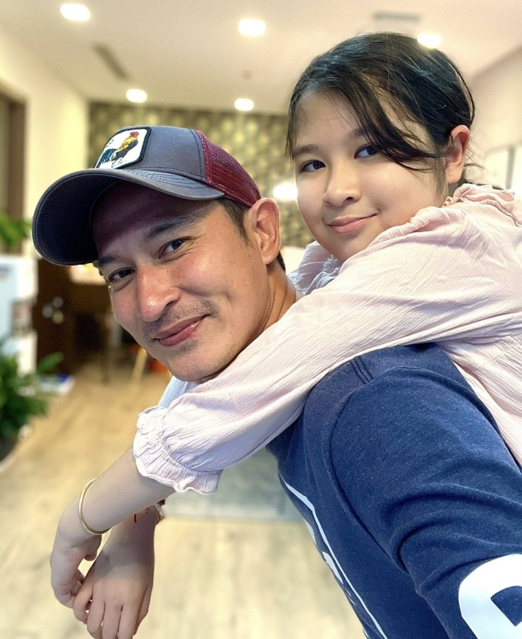 Huy Khánh nói mỗi khi thấy đứa trẻ trạc tuổi Cát, anh lại buồn, nhớ con.