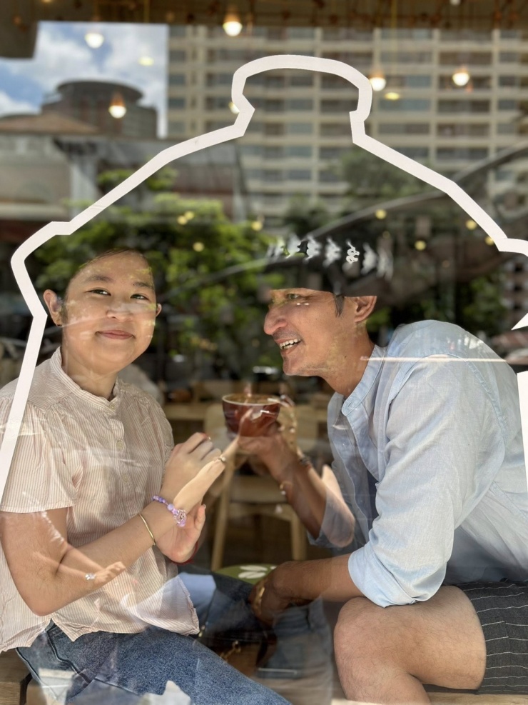 Theo diễn viên, Cát là cô bé thông minh, nhạy cảm và có chút nóng tính. Anh tin điều này được di chuyền từ bố, nên hai bố con đồng điệu.