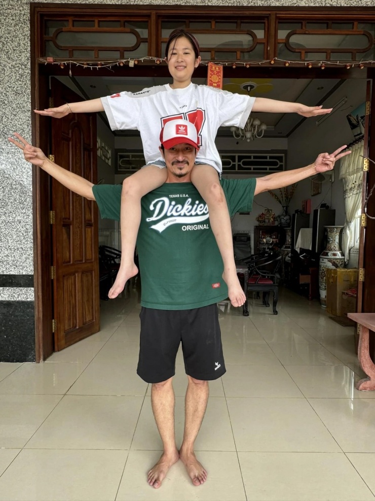 Khi Cát sang Phần Lan du học, hai cha con nói chuyện mỗi ngày qua điện thoại. Cát thường nhắn tin cho bố, hoặc Huy Khánh tranh thủ gọi video cho con lúc rảnh tay.