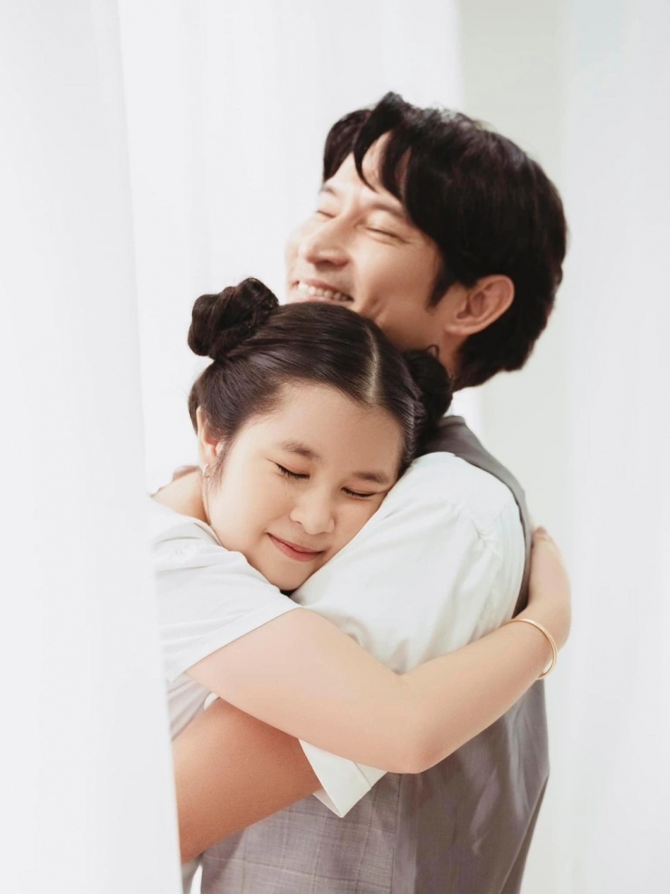 Huy Khánh coi con gái như bạn, thoải mái chia sẻ mọi suy nghĩ. Anh cảm nhận con hiểu công việc của bố và cũng có đam mê nghệ thuật thừa hưởng từ gia đình.