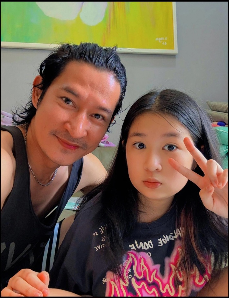 Cô bé thoải mái bày tỏ với bố những mong muốn, xin quà, nhắc nhở anh về sinh hoạt khi sống một mình ở Việt Nam.