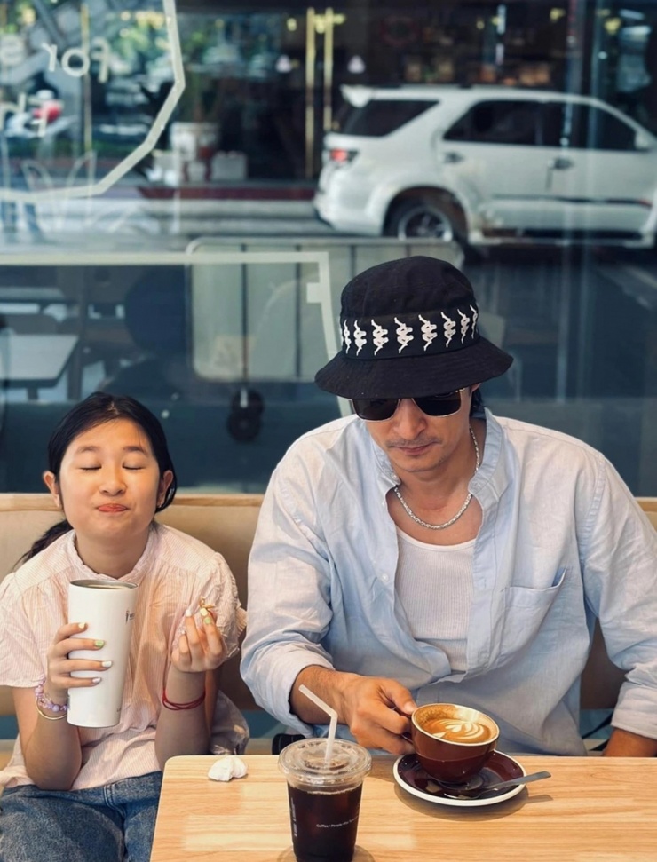 Gần nhất, Cát về Việt Nam nghỉ hè, dành nhiều thời gian bên bố. Giai đoạn này, Huy Khánh bận rộn với các dự án phim ảnh trong đó có Lật Mặt 7, nhưng vẫn sắp xếp công việc để gần gũi con.