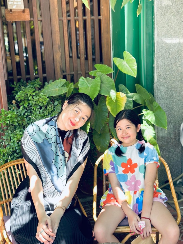 Dù gia đình đổ vỡ, Mạc Anh Thư lẫn Huy Khánh cố gắng nhiều sự chăm sóc cho con, để bé luôn cảm thấy đủ đầy. Cựu người mẫu cho biết Cát từng buồn, đề nghị mẹ đừng chia tay bố nhưng cũng dễ đồng cảm, tỏ ra thấu hiểu khi mẹ bày tỏ lý do muốn khép lại hôn nhân.