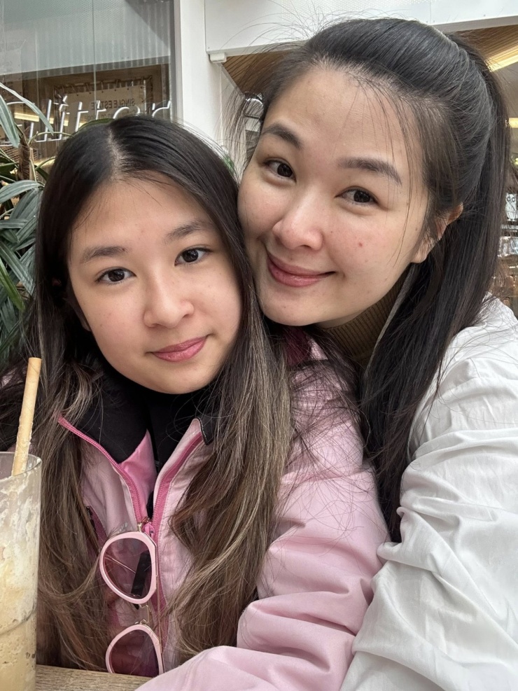 Mạc Anh Thư nói Cát Cát từng bướng bỉnh, không chịu nghe lời nhưng dần thay đổi thành cô bé chu đáo, kiên nhẫn từ khi đi nước ngoài. Hiện bé biết chăm sóc bản thân, làm việc nhà và quan tâm đến mẹ.