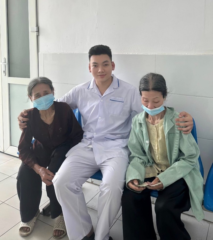 1747186470-anh-trong-bai-2-89276-width800height900 Tiến Đạt là người chia sẻ câu chuyện cảm động về 2 bà cụ