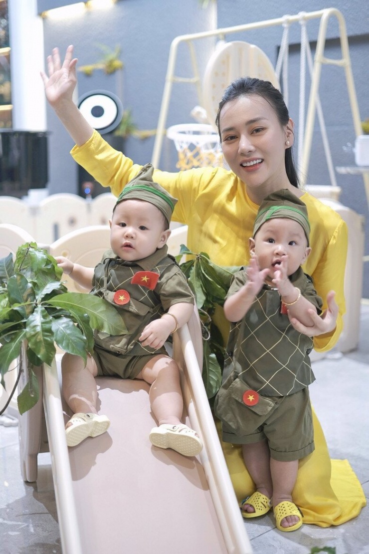 1747207677-phuong-oanh-dien-hanbok-dep-cuc-sang-ben-shark-binh-van-lu-mo-truoc-2-con-song-sinh-dang-yeu-nhu-hoa-8-9-n-6124-481-width780height1170 Phương Oanh dọn tiệc thôi nôi hoành tráng cho cặp song sinh, chuẩn dáng