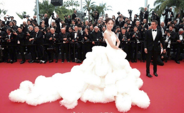 Vạn Thiên Huệ mặc váy tà dài trái quy định Cannes năm 2025.