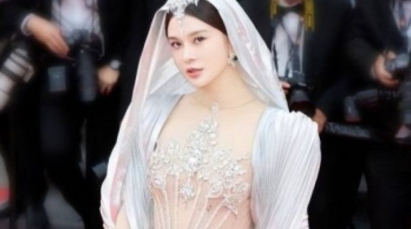 Sao Trung Quốc mặc hở bị bảo vệ mời rời khỏi thảm đỏ Cannes 1747215953 815 thumbnail width740height495 anh cat 3 2 auto cropjpg