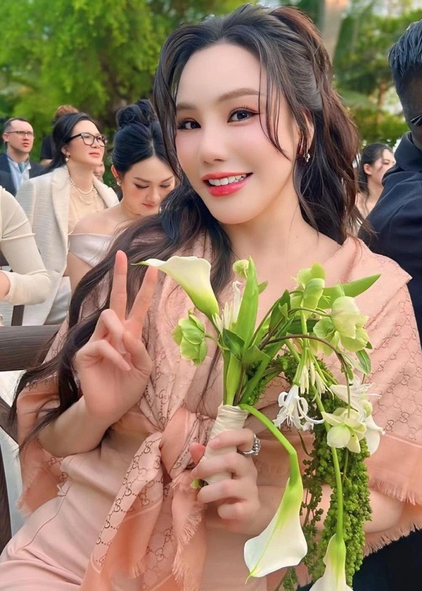 Hồ Quỳnh Hương phấn khích khi bắt được hoa cưới trong hôn lễ của Vũ Cát Tường, hôm 12/2.