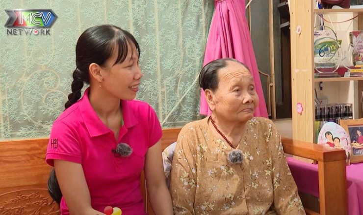 Minh Thơ và mẹ ruột - bà Lê Thị Bông. Ảnh cắt từ clip Mẹ chồng nàng dâu