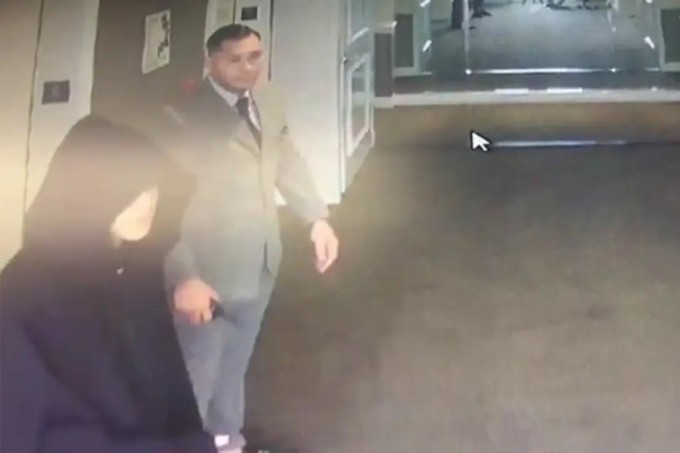 1747289433-diddy101-9510-7802-1278-width680height453-1 Israel Florez đã yêu cầu Diddy quay trở lại phòng và tôn trọng Cassie.