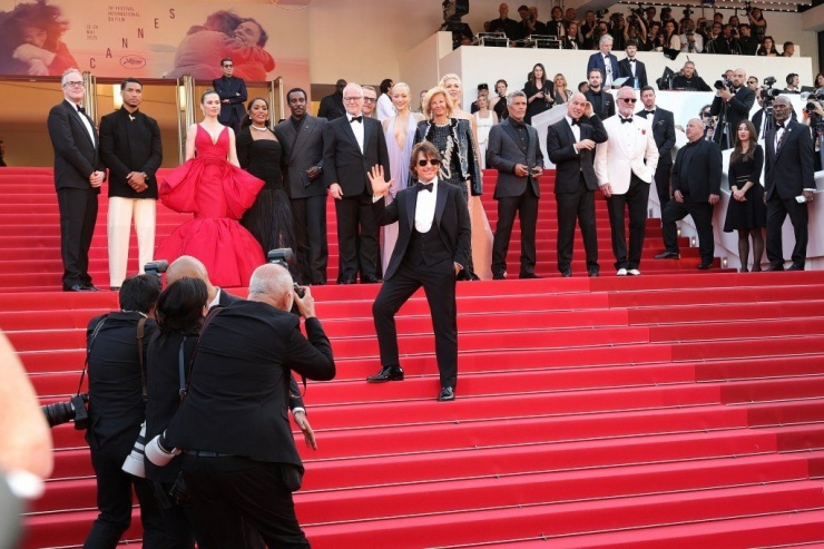 Tại buổi công chiếu bên trong rạp Grand Théâtre Lumière, nam tài tử 62 tuổi được khán giả dành trọn 5 phút vỗ tay không ngớt để tán thưởng bộ phim mới, phần thứ tám và có thể là cuối cùng của loạt Nhiệm vụ bất khả thi.