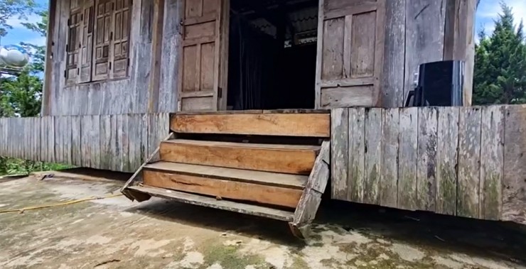 Khung nhà cách nền bê tông khoảng 50cm. 