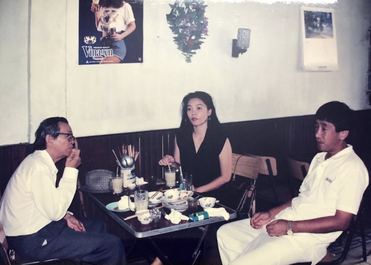 1747361703-921-0809-84885-n-38172-width1920height1368 Ông Kondo Koji bên Hồng Hạnh và bố vợ - nhạc sĩ Hữu Thiết. Ảnh: FBNV