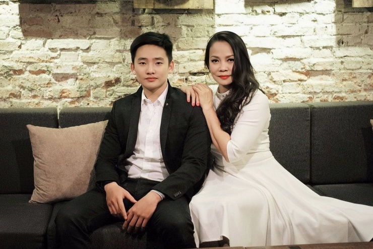 1747361704-800-4982-n-38174-width1920height1280 Hồng Hạnh bên con trai - Hồng Nhật. Ảnh: FBNV