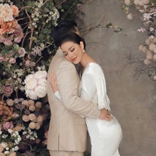 1747363340-hoa-hau-pham-huong-6-46214-width600height600 Qua những hình ảnh này, Phạm Hương phần nào hé mở chuyện tiềm lực tài chính của chồng. Được biết, chồng đại gia của người đẹp Hải Phòng là CEO của một công ty sáng lập, điều hành trên nhiều lĩnh vực xuất - nhập khẩu hàng hóa và xe hơi từ Mỹ sang châu Á, các dự án bất động sản, khu nghỉ dưỡng trên thế giới, kiêm luôn đầu tư hỗ trợ các doanh nghiệp mới thành lập. Công ty của chồng Phạm Hương có trụ sở nằm ở New York, Hoa Kỳ và các chi nhánh khác ở châu Á.