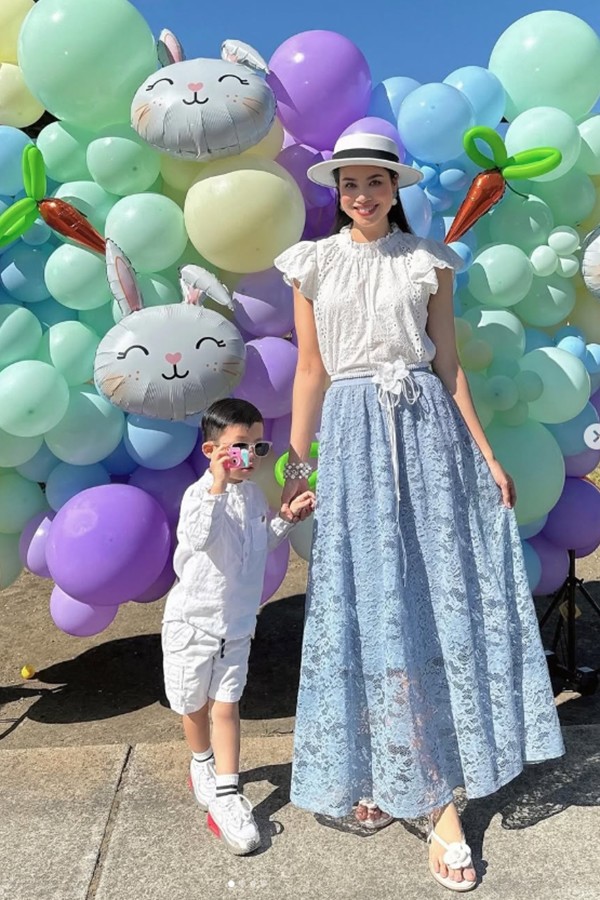 1747363340-hoa-hau-pham-huong-7-37121-width600height900 Hoa hậu Phạm Hương có cuộc sống viên mãn về vật chất lẫn tinh thần nên trang cá nhân, cô thường xuyên khoe những hình ảnh đẹp của mình. Người đẹp Hải Phòng chịu khó rèn luyện và chăm sóc bản thân qua những bộ môn như yoga, trượt tuyết, đánh golf và tập gym. Cô nhận được sự ủng hộ tuyệt đối và tạo điều kiện từ chồng.