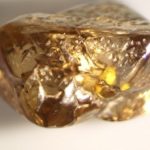 Tưởng là vỏ kẹo, người đàn ông nhặt lên mới biết là kim cương 1747375234 472 thumbnail width740height495 anh cat 3 2 auto cropjpg