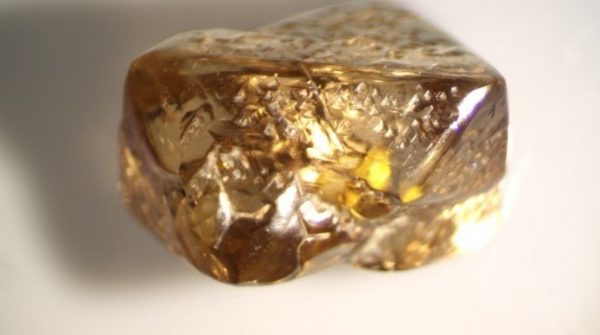 Tưởng là vỏ kẹo, người đàn ông nhặt lên mới biết là kim cương 1747375234 472 thumbnail width740height495 anh cat 3 2 auto cropjpg