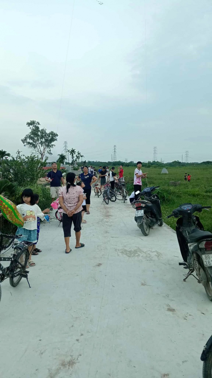 Cảnh khó tin trong nghĩa trang ở Hưng Yên buổi chiều hè gây sốt mạng - 2