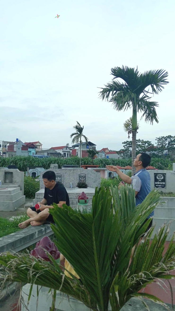 Người dân Đa Ngưu vui vẻ thả diều ở khu vực nghĩa trang của địa phương. Ảnh: Hachi Hachi