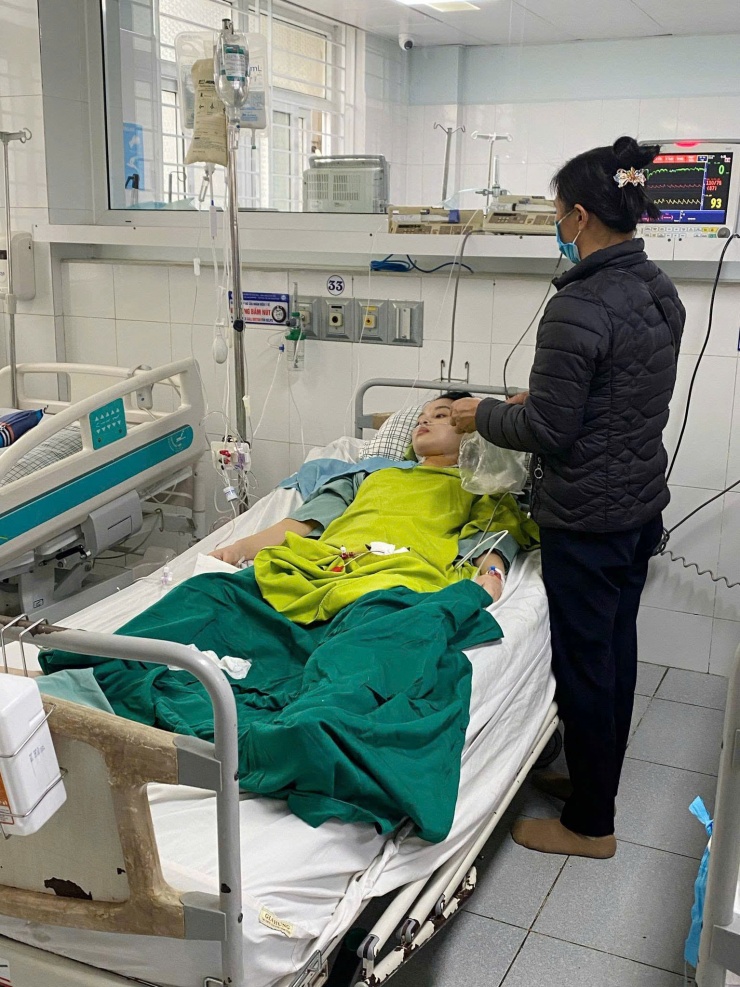 1747378696-anh-3-46928-width1536height2048 Bà Thúy chăm sóc con gái những ngày ở viện