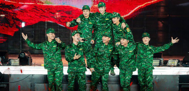 Mưa lửa ghi lại hành trình của 33 anh tài trong Anh trai vượt ngàn chông gai.