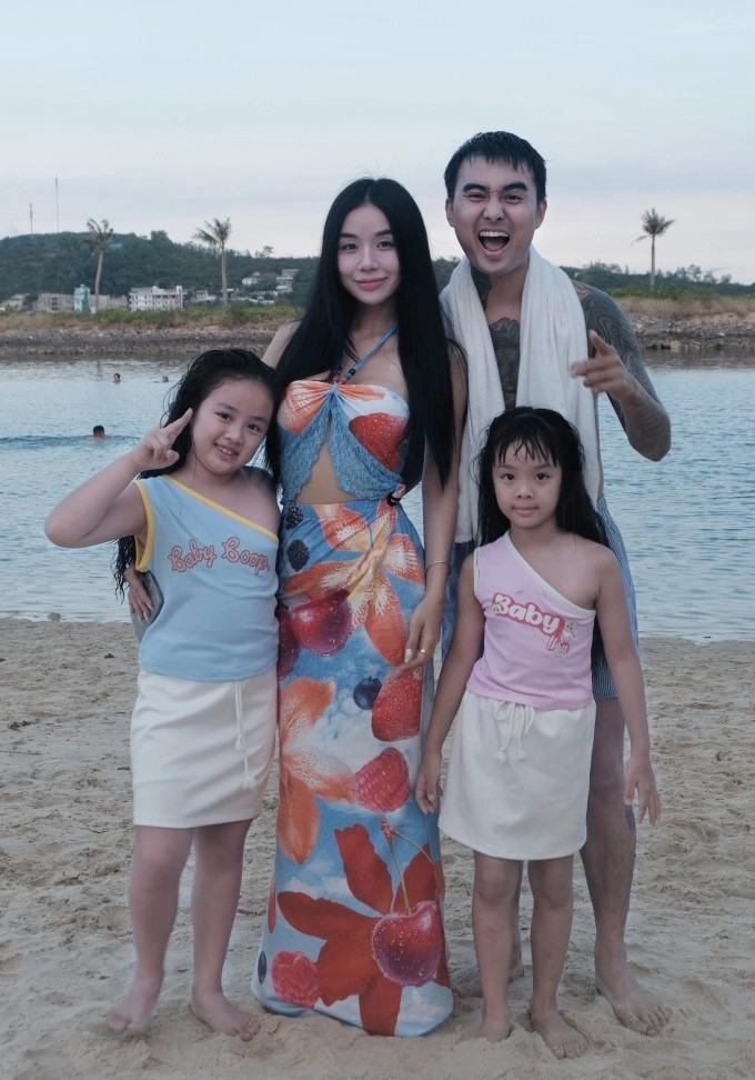 Cindy Lư và Đạt G trong một lần đưa hai bé Gà và Cún đi du lịch.