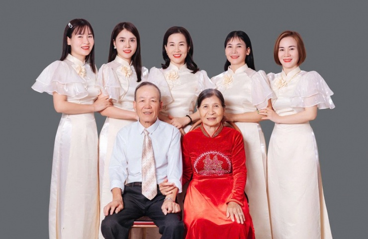Vợ chồng ông Vy cùng các con trai, con gái 