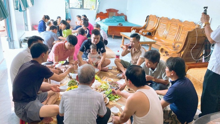Con cháu ngồi chật nhà mỗi lần sum họp