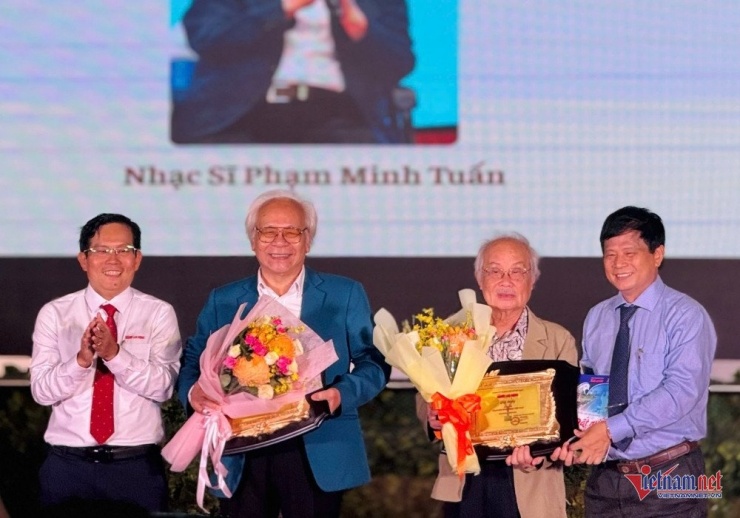1747534393-w-batch-z7-5f41eaf17abd9ac5b2638f99cd86fa93-24865-width1000height700 Hai nhạc sĩ gạo cội Trần Xuân Tiến và Phạm Minh Tuấn (thứ 2,3 từ trái qua) được trao giải “Nhạc sĩ trọn đời vì âm nhạc Việt Nam”.