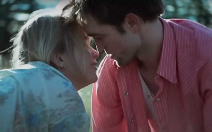 Die My Love chứa nhiều cảnh nóng và khỏa thân ở mức độ nặng đô.