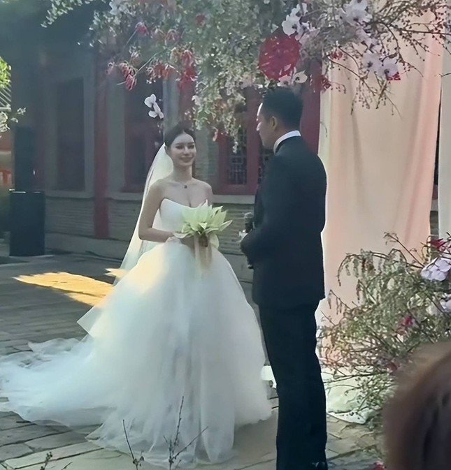 Hai vợ chồng trong đám cưới ngày 17/5.