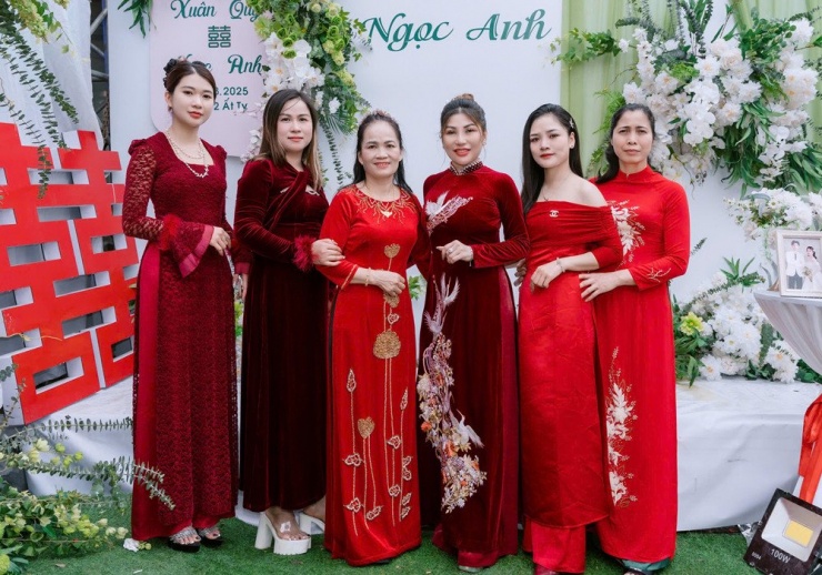 Từ trái qua: 2 con dâu, bà Thưởng, 2 con gái và một người họ hàng