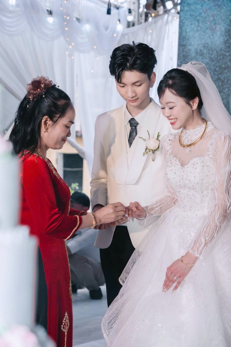 Bà Thưởng trong đám cưới của con trai chồng