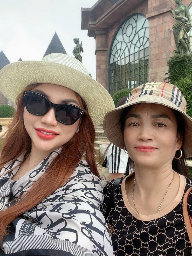 Chị Phương mỗi năm đều dẫn mẹ đi du lịch