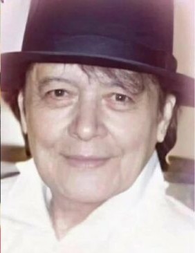 1747617287-2-9406-width282height366 Được biết, nhờ có tài sản tích cóp và đầu tư bất động sản nên nam ca sĩ sống thảnh thơi dù không còn hoạt động nghệ thuật.