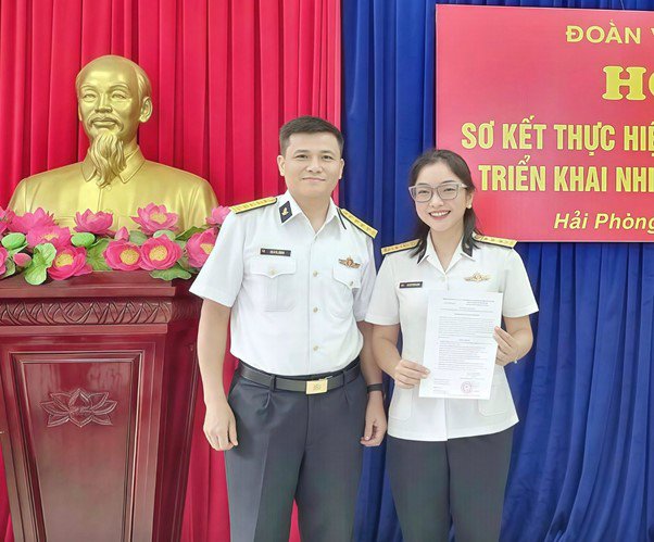 Nghệ sĩ Ưu tú Phương Anh trong ngày được phong hàm Thượng tá. (Ảnh: FBNV).