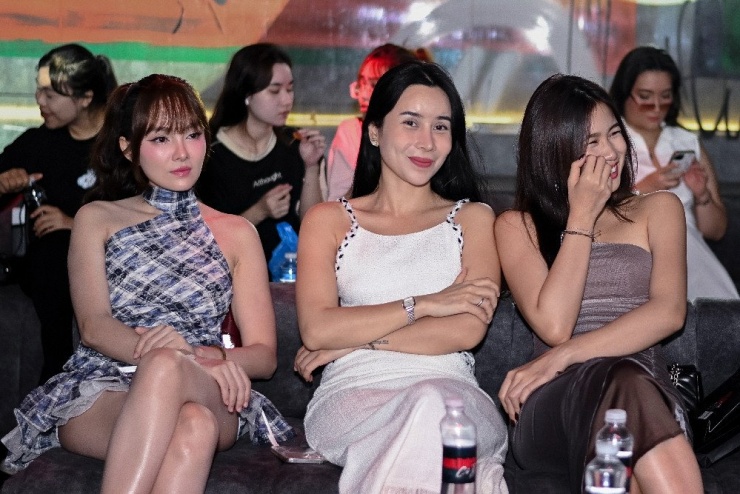 Lưu Hiền Trinh, Lưu Hương Giang, Mimi Lưu - con gái Lưu Thiên Hương có mặt ủng hộ Trung Bùi.