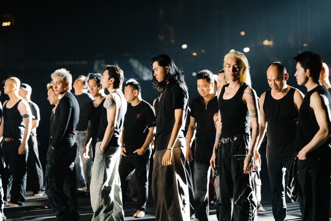 1747711411-mua-lua-7-2385-2004-width645height430 Mưa Lửa đưa khán giả ngược dòng về những ngày bắt đầu thực hiện chương trình Anh Trai Vượt Ngàn Chông Gai.