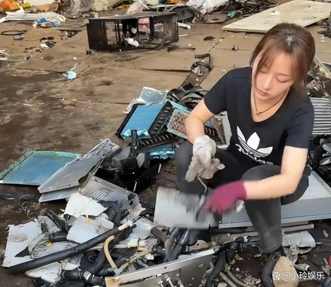 Cô Xiong đang phân loại rác tại bãi phế liệu của gia đình. Ảnh: Sohu